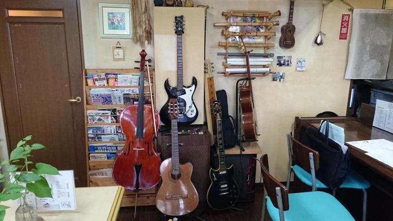 店内にはギターも飾っています。