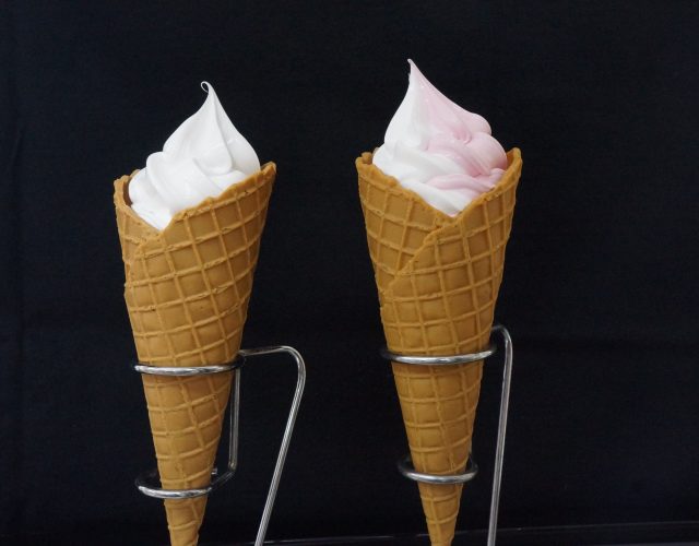 梅ソフトクリーム（左）　梅とあまおう苺のミックスソフトクリー